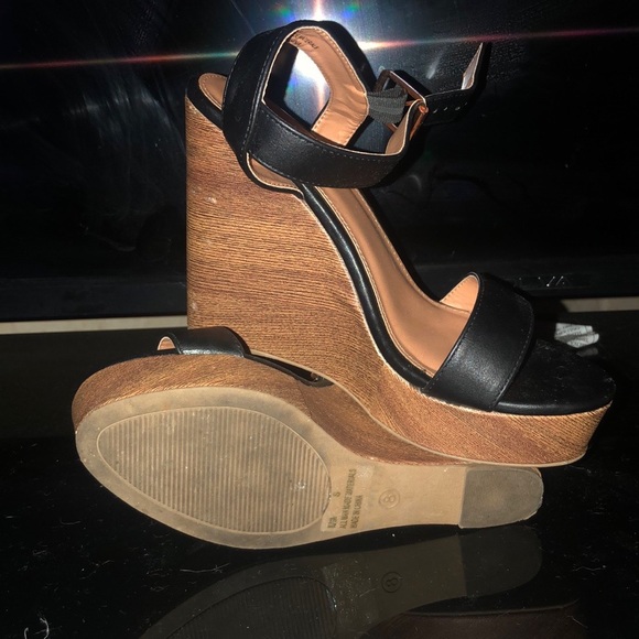 Women’s Size 8 Wedges - Picture 2 of 3